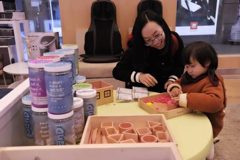 江南体育Brookstone南京旗舰店店火爆开业 新奇产品嗨翻潮流族(图2)