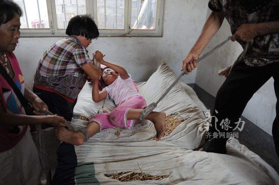 组图:12岁女童疑似患精神病被绑床上两年-越