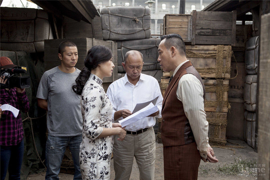 吴宇森导演在给章子怡林保怡说戏，两人正在拍摄片中一场强暴与反击的好戏。