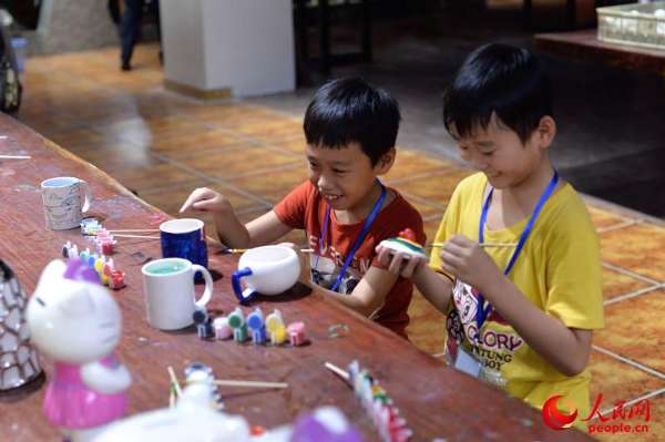 小朋友在德化顺美自己动手制作陶瓷。（人民网记者翁奇羽摄）