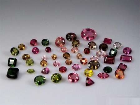 看颜色定价钱 选购彩色宝石的七大要素_山东频道_凤凰网