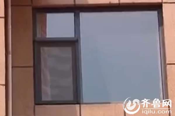 因为没安装防盗网，孩子从高楼摔下（视频截图）