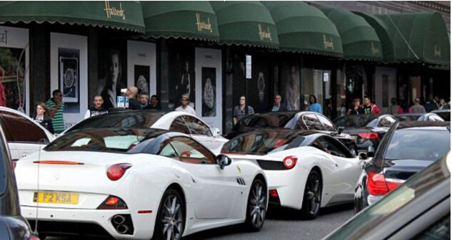 沙特富豪驾驶金色豪车现身伦敦街头吸睛(组图