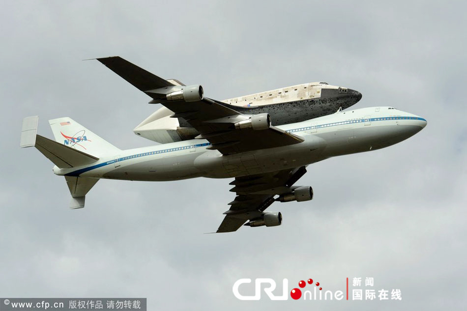 美国发现号航天飞机退役 绑在747上运往博物馆