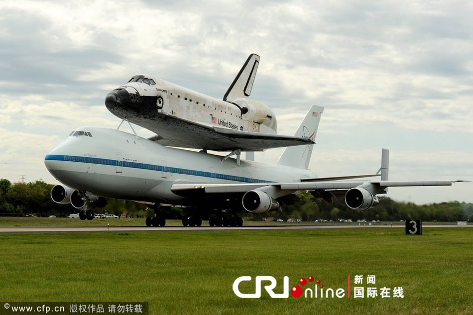 美国发现号航天飞机退役 绑在747上运往博物馆