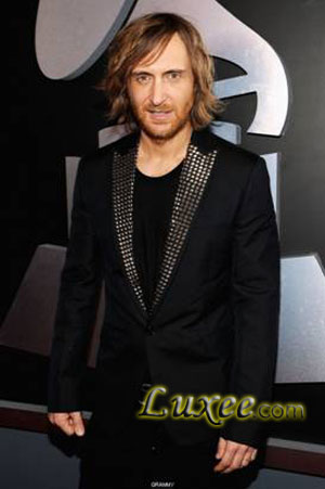 David Guetta身着铆钉装饰礼服外套与口袋有铆钉装饰的黑色牛仔裤