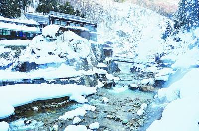 刚下过很大的雪，但小溪并不结冰，水中弥漫着温泉带来的热气