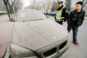 　　停了一年，车身上积满厚厚的灰尘，有市民在车上写字。图片来自“任涛rushhour ”新浪微博。