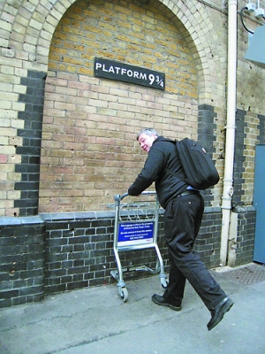 穿过9 3\/4 站台_时尚频道_凤凰网