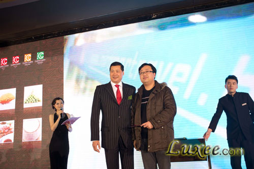 美丽华集团总经理陈伟成先生为获奖嘉宾颁奖
