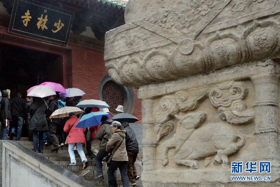 3月15日，一批游客冒雨涌入少林寺山门。