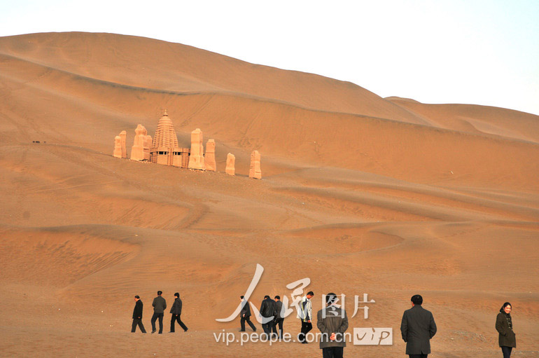 2012年2月27日，一批游客在库木塔格沙漠风景区的“沙漠城堡”里游览。