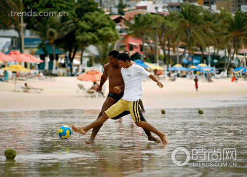 足球是巴西的全民运动，在这个国家的许多海滩上，经常能看到有人踢球，当然也包括纳塔尔海滩。