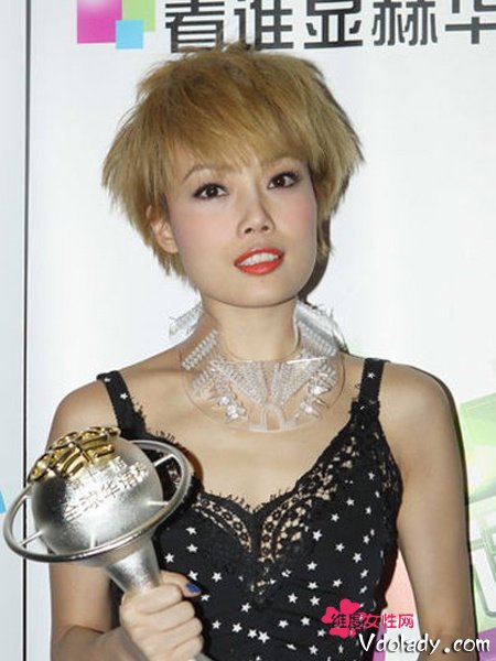 白色短发搭配上dolce &gabbana五角星图案蕾丝裙,容祖儿诠释出非凡的