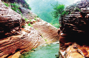 流水峡红色的石英砂岩因其砂质不同，沉积年段不同、故所形成的岩层也不相同，因此才有了这些外观上的差异。此峡溪水常流，峡道弯曲，水随山转，流水源自上游的龙门川水库。