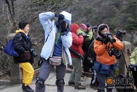 登山、摄影爱好者在黄山