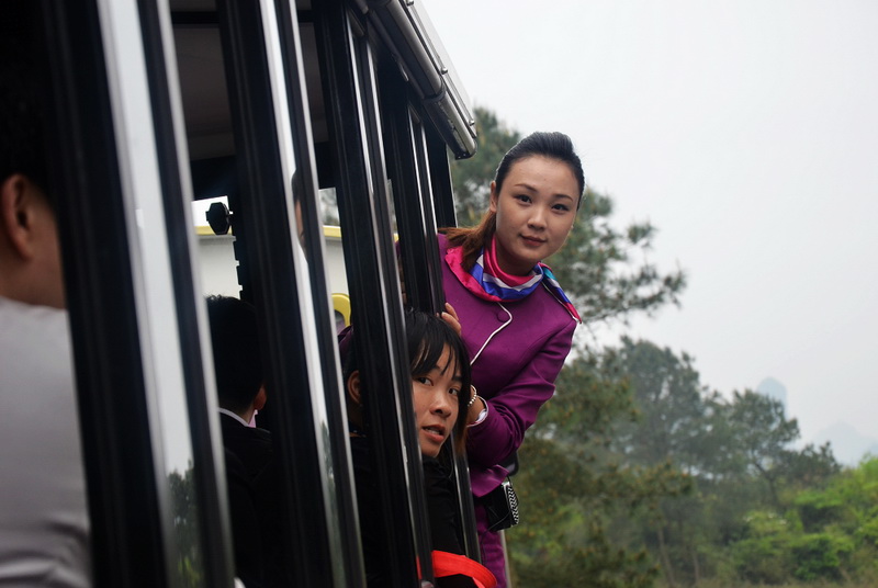 图片故事:江西龙虎山最美导游的一天