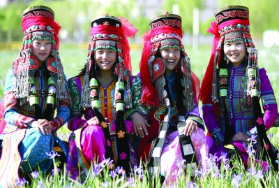 摄影 马兰花/身着蒙古民族服装的模特。