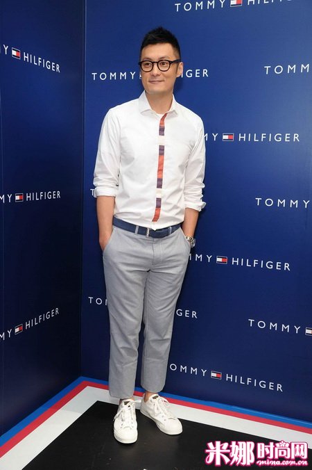 余文乐  身穿Tommy Hilfiger 2012春夏Runway男装系列之浅蓝色棉质西裤、红白蓝色条纹开襟长袖衬衫