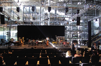 欧洲最环保的工厂大众汽车“辉腾”透明手工作坊内正在上演一场音乐会。