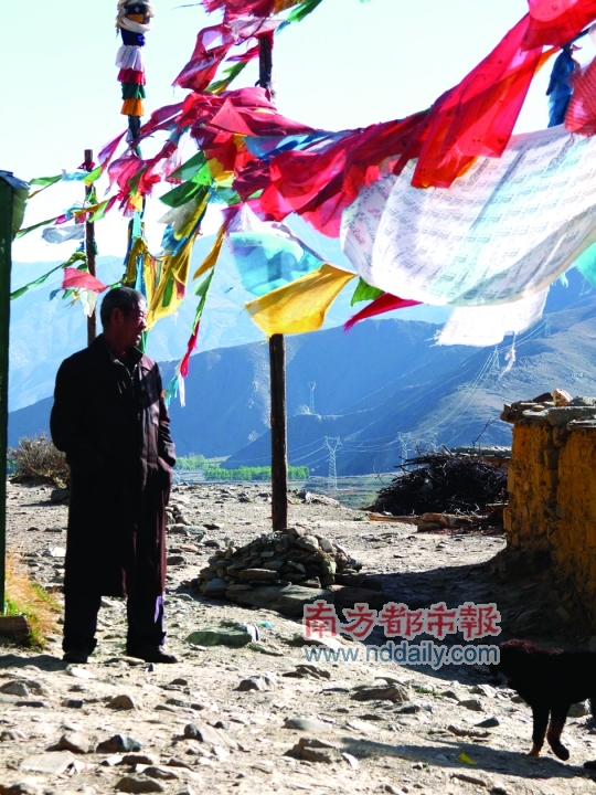 拉经幡的人，在藏区，这是一种职业。