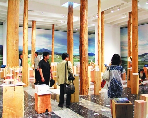 　　随展品呈现的居民故事使得日本馆显现出“和普通观众有着切身关系”。