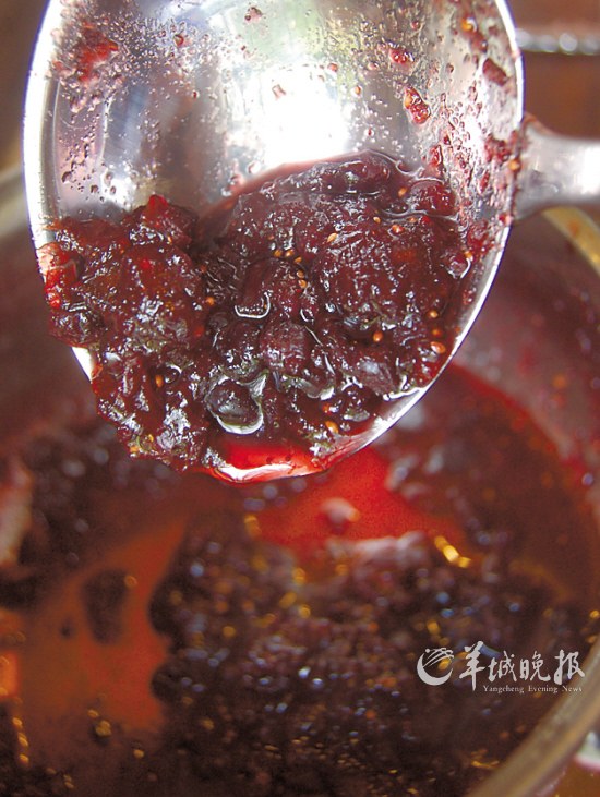 煮酱：用汤勺压碎莓子，很快就变浓稠了。不要放糖，因为果干里的糖分非常多。
