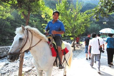 　　孤山寨景区，一个月没见到游客的老大爷热情地揽客。