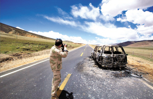 ▲在进西藏的路上，看到出事后烧焦的汽车。本版图片均由早报网网友“猛小子”摄