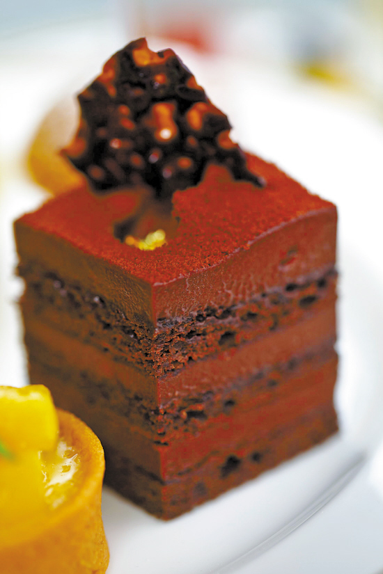 　　珍珠酒廊：巧克力蛋糕