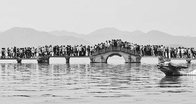 10月1日，杭州西湖涌金桥上人头攒动。新华社发