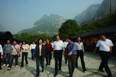 焦作市委副书记、市长孙立坤（前排左二）在修武县云台山专题调研文化旅游工作。