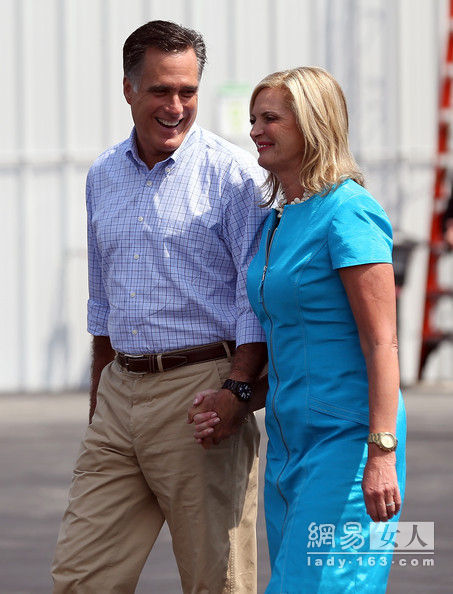 　　身着湖蓝色连衣裙的安·罗姆尼（Ann Romney）显得格外耀眼。