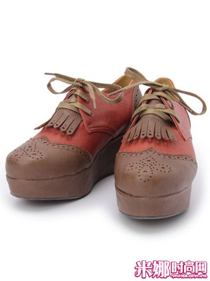 少许复古风的这款拼色厚底鞋，是百搭的单品