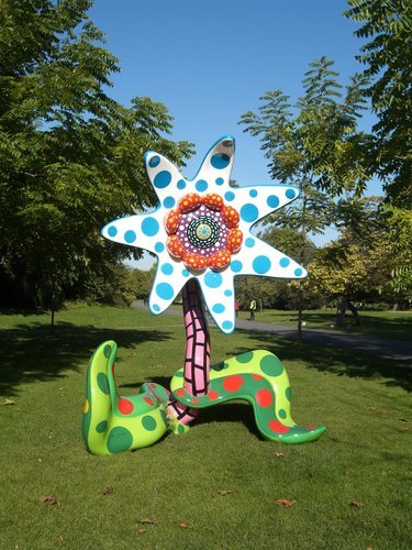 　　草间弥生设计的名为“明日绽放的花朵”雕塑陈列在斐列兹博览会外部的草地上