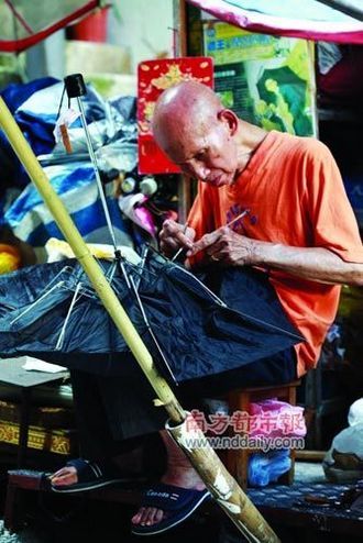“香港遮王”何洪希年逾90，每周末依然摆摊修伞。