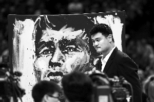 　　本场比赛，NBA还特意为姚明准备了一份特殊的礼物，由涂鸦艺术家加里巴尔迪现场创作的姚明肖像画。本版图片 早报记者 张新燕