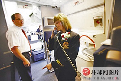 美国70岁“老空姐”天上飞了50年