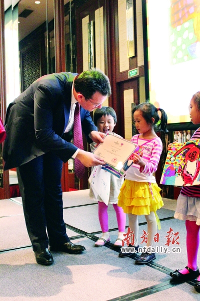小朋友参加酒店举办的绘画比赛并获奖。