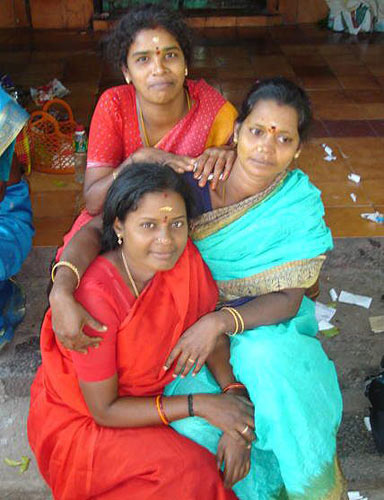 印度全国妇女委员会主席吉里加·瓦雅斯表示，印度女人从小就被认为是“赔钱货”。印度男人不仅每人能娶三四个妻子，还可以随时休掉她们。