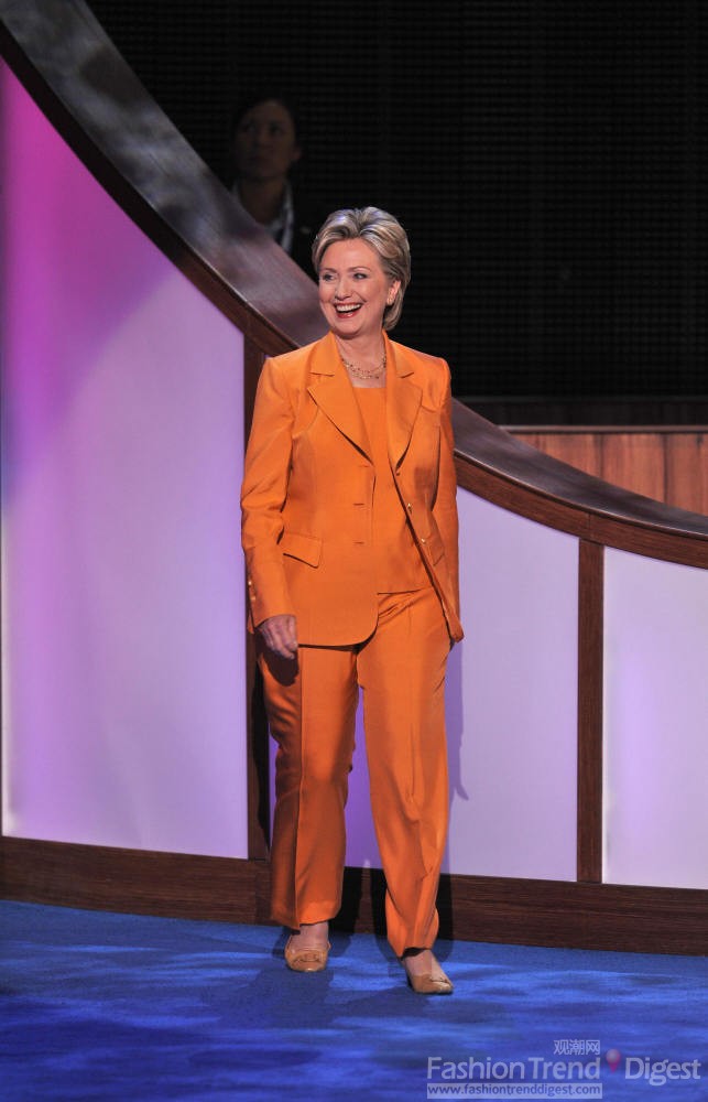 　　14. 2008年8月，丹佛民主党全国大会上，这身橘色套装让人眼前一亮。