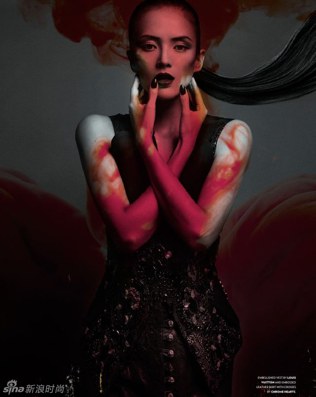 　　章子怡阴郁风登杂志封面，演绎现代艺术。