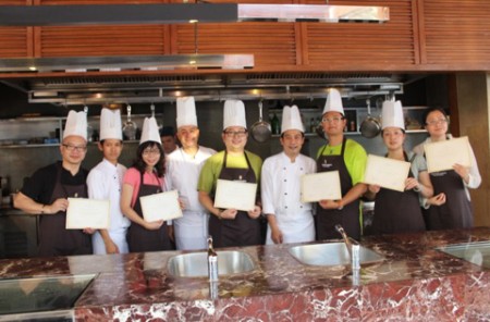考察团成员Inter Continental Hua Hin Resort酒店烹饪课毕业合影