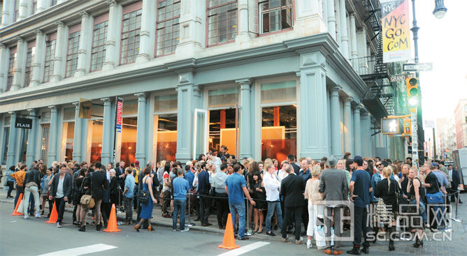 　　纽约曼哈顿Acne旗舰店盛大开业时，门前人满为患。