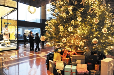 王府半岛酒店已装饰一新，圣诞气氛浓郁。