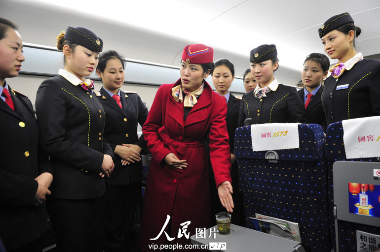 2012年12月19日,陕西西安,西安客运段的高铁乘务员正在进行服务技能