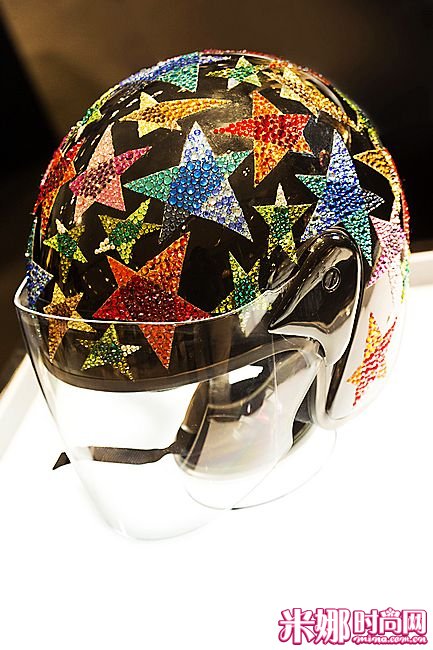 J. Maskrey 头盔，采用施华洛世奇元素