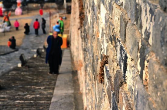 斑驳的石墙写着这座城市的历史