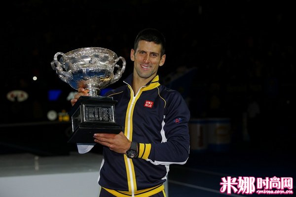 诺瓦克•德约科维奇连续第三次捧起澳网冠军奖杯