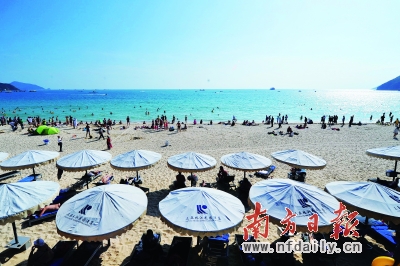 元旦期间，游客在三亚海边游玩。